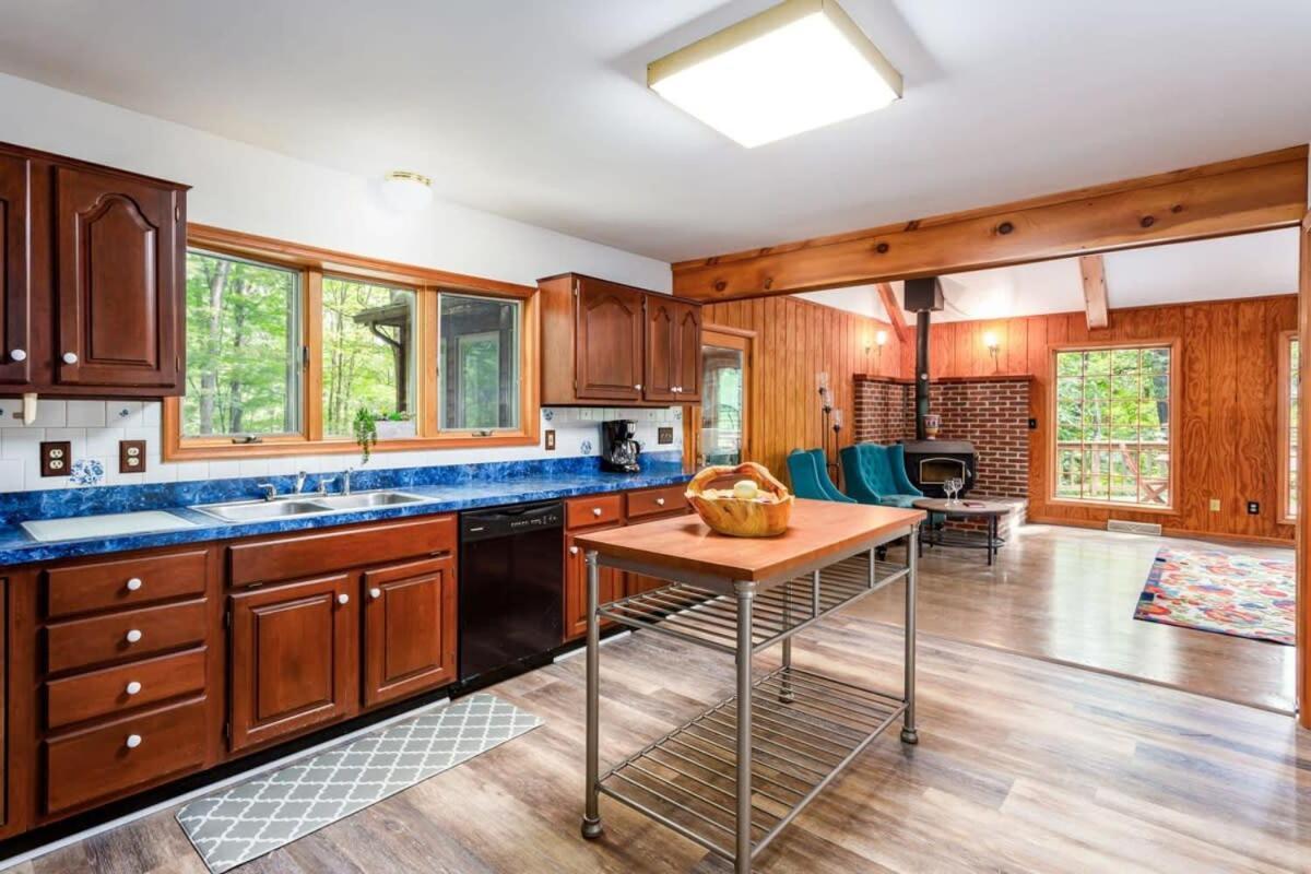 Huge Cabin W Hot Tub, Deck, Grill, Fire Pit, Wifi Berkeley Springs Εξωτερικό φωτογραφία